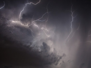 V noci na středu zasáhnou Česko silné bouřky, varovali meteorologové