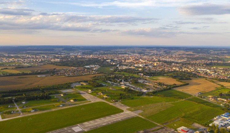 Areál letiště. Parkoviště vzniká podél silnice E55, která je na fotografii vpravo. Foto: Jihočeské letiště České Budějovice