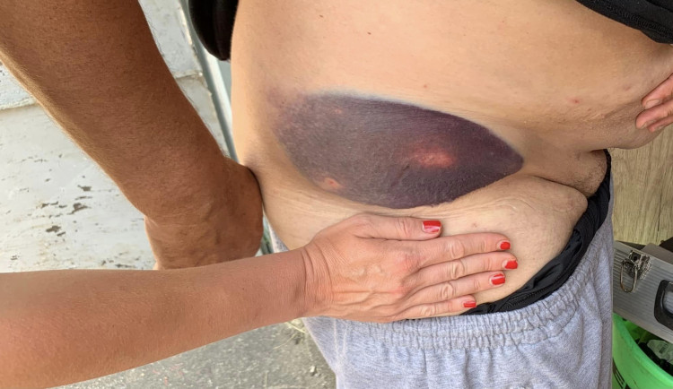 Napadli mě při rybaření, tvrdí rybář. Do jeho lodi měl najet motorový člun