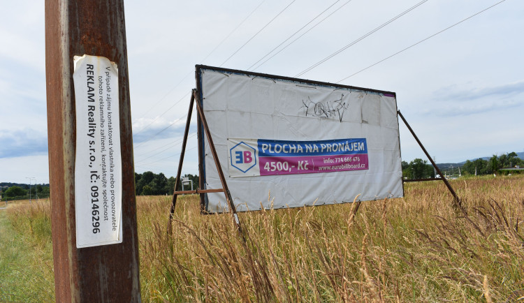 Plocha v Českých Budějovicích. Vlastníkem je podle štítku společnost REKLAM Reality, prostor na ní nabízí Eurobillboard.