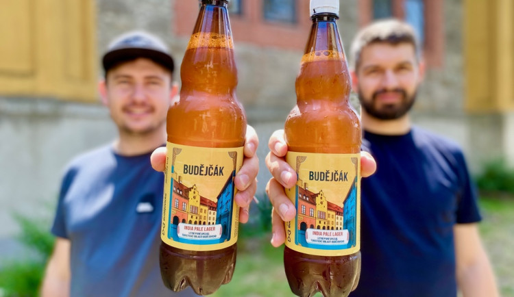 Budějčák je na světě. Pivo na podporu cestovního ruchu už je v lahvích