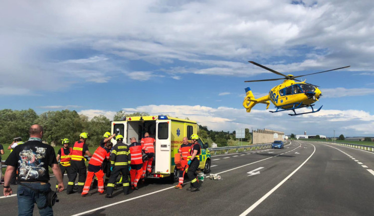 Jeden člověk zemřel a čtyři se zranili po vážné dopravní nehodě, která se stala ve čtvrtek 5. července na obchvatu Chýnova.