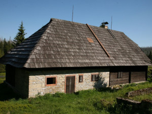 Slavné Roklanské chatě v srdci Šumavy už nezbývá moc času. Správa NP Šumava na objekt má demoliční výměr