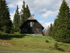 Slavné Roklanské chatě v srdci Šumavy už nezbývá moc času. Správa NP Šumava na objekt má demoliční výměr