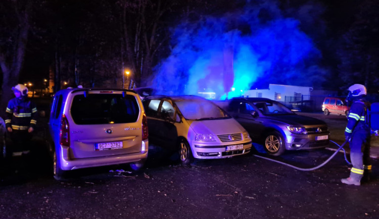 Hořící auta na Pražském předměstí nedají lidem spát. Policie stále hledá svědky