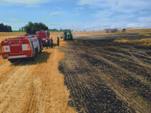 Hasiče dál zaměstnávají požáry. U Dačic hořelo pole, škoda je přes dva miliony korun