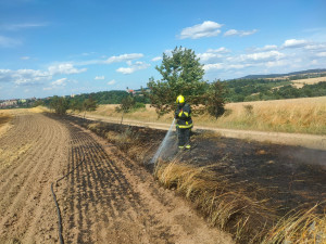 Hasiče dál zaměstnávají požáry. U Dačic hořelo pole, škoda je přes dva miliony korun