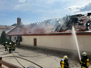 Na Šumavě hoří bowling. Hasiči ochránili sklad pneumatik a lahve s plynem