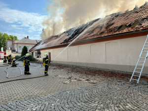 Na Šumavě hoří bowling. Hasiči ochránili sklad pneumatik a lahve s plynem