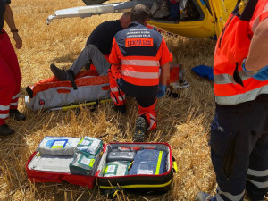 Vážná nehoda motorkáře. Pro zraněného řidiče musel letět vrtulník