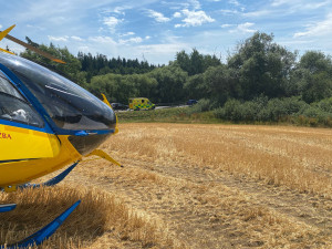 Vážná nehoda motorkáře. Pro zraněného řidiče musel letět vrtulník