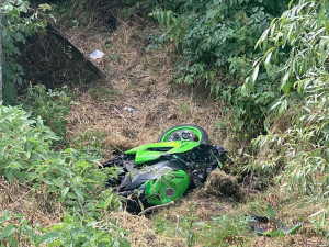 Vážná nehoda motorkáře. Pro zraněného řidiče musel letět vrtulník