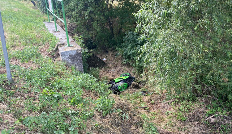 Vážná nehoda motorkáře. Pro zraněného řidiče musel letět vrtulník