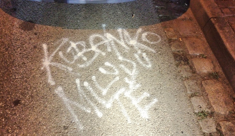 Muž sprejoval na silnici nápisy. Chtěl tak vyznat lásku bývalé přítelkyni