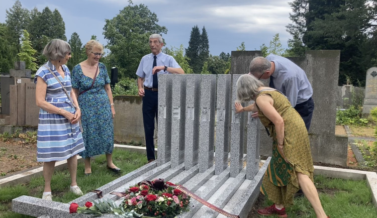 V Brně obnovili hrob rodiny Neumarků. Historie je i naše ostuda, míní organizátoři