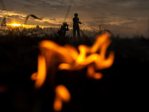 Hasiči dále likvidují požár lesa na Písecku. Snížili stupeň požárního poplachu