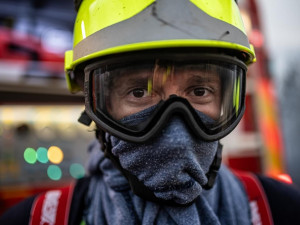 Hasiči dále likvidují požár lesa na Písecku. Snížili stupeň požárního poplachu