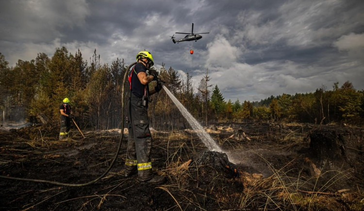 Hasiči dále likvidují požár lesa na Písecku. Snížili stupeň požárního poplachu