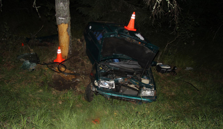 Spolujezdec nepřežil nehodu u Lenory. Opilý řidič z místa odešel