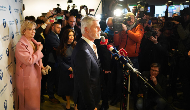 Prezident Pavel zahájí návštěvu jižních Čech, prohlédne si letiště i točnu
