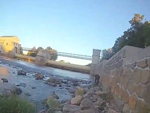 Muž skočil z jezu u Dlouhého mostu do Vltavy a volal o pomoc. Strážníci ho z řeky vytáhli
