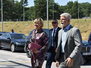 FOTO, VIDEO: Prezident Petr Pavel na návštěvě Jihočeského kraje. Prohlédl si letiště a Koh-i-noor