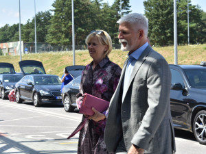 Prezident Petr Pavel na návštěvě Jihočeského kraje. Prohlédl si letiště a Hardthmutovu vilu