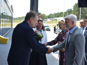 Prezident Petr Pavel na návštěvě Jihočeského kraje. Prohlédl si letiště a Hardthmutovu vilu