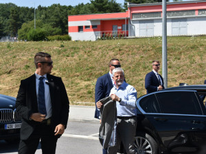 Prezident Petr Pavel na návštěvě Jihočeského kraje. Prohlédl si letiště a Hardthmutovu vilu