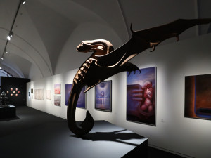 Alšova jihočeská galerie představuje na Hluboké tvorbu HR Gigera, autora Vetřelce.
