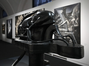 Alšova jihočeská galerie představuje na Hluboké tvorbu HR Gigera, autora Vetřelce.