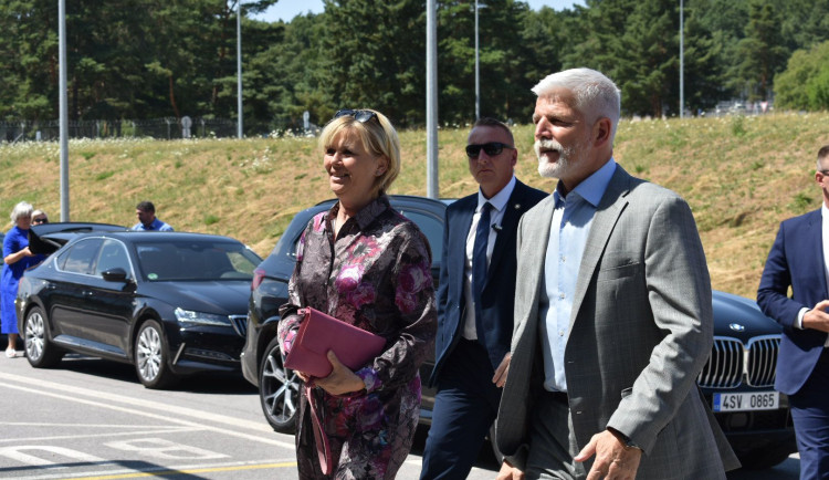 Prezident Petr Pavel na návštěvě Jihočeského kraje. Prohlédl si letiště a Hardthmutovu vilu.