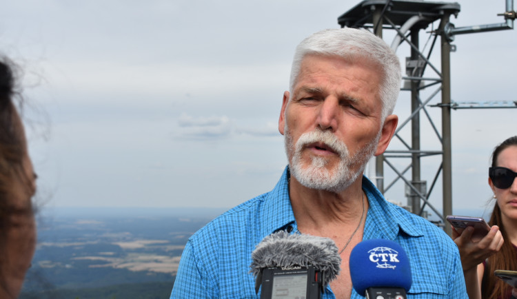 Prezident Petr Pavel mluvil s novináři na rozhledně vrcholu Kleť. Foto: Jakub Bartoš