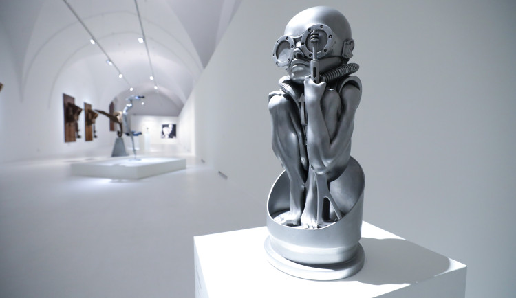 Alšova jihočeská galerie představuje na Hluboké tvorbu HR Gigera, autora Vetřelce.