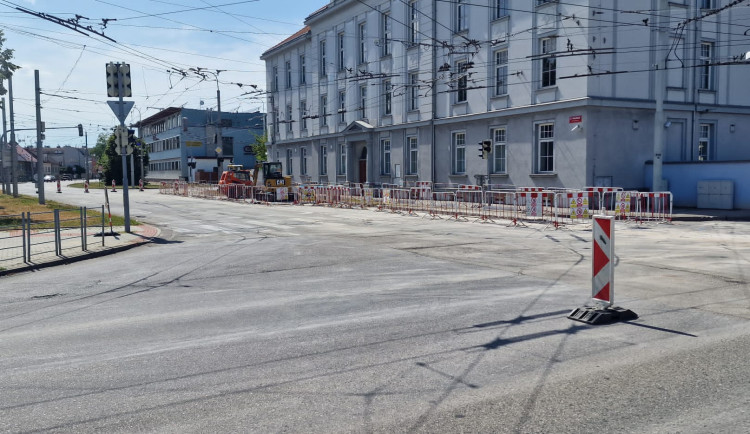 Křižovatku na Husově třídě uzavřela oprava plynovodu. Řidiči omezení nerespektují