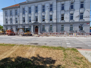 Uzavírku na Husově třídě řidiči nerespektují. Policie je musí na místě pokutovat