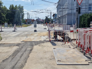 Uzavírku na Husově třídě řidiči nerespektují. Policie je musí na místě pokutovat