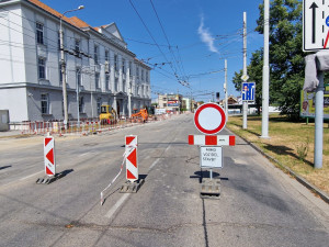 Uzavírku na Husově třídě řidiči nerespektují. Policie je musí na místě pokutovat