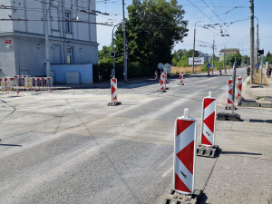Uzavírku na Husově třídě řidiči nerespektují. Policie je musí na místě pokutovat