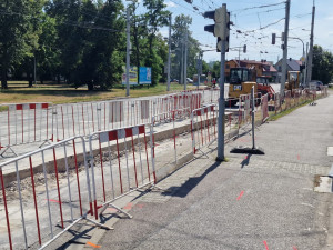 Uzavírku na Husově třídě řidiči nerespektují. Policie je musí na místě pokutovat