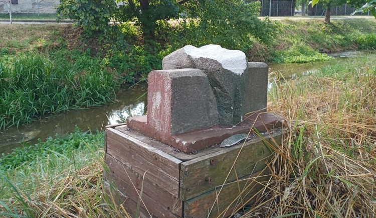 Ve Vrahovicích vandal zničil sochu Vodníka. Spolek ji opraví, ale vystavovat už nebude