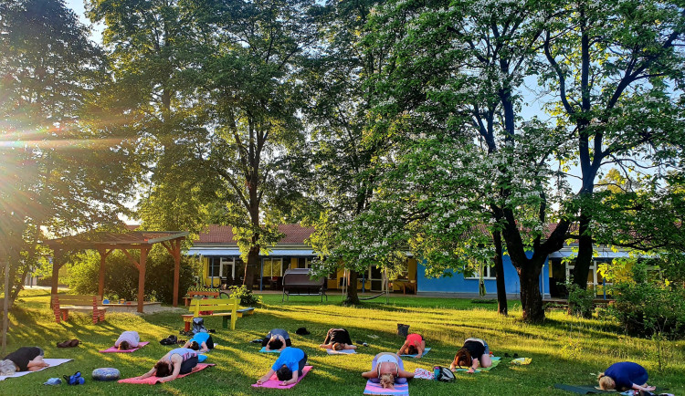 Kulturní tipy: Zajděte si na retro večer do Háječku nebo prohlídku Hluboké