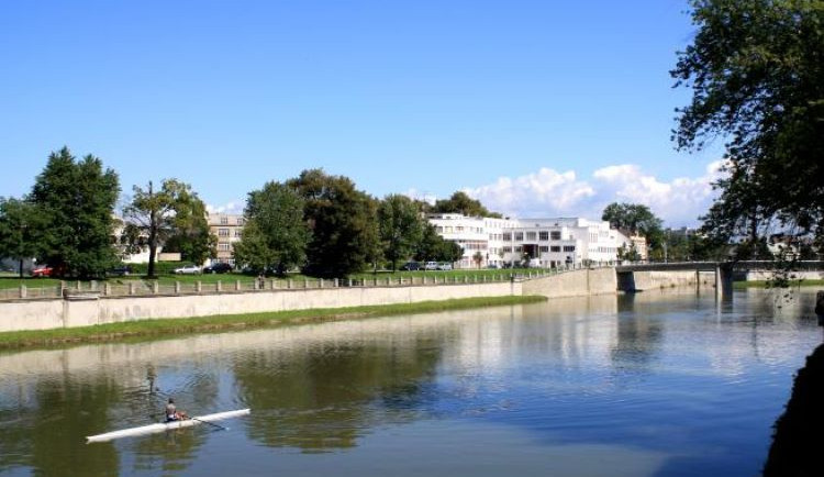 V Bečvě bude celý týden méně vody. Vodohospodáři zkontrolují a vyčistí jez v Přerově