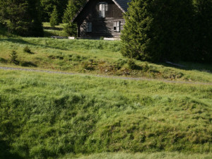 Slavná Roklanská chata na Šumavě se letos bourat nebude. Ministr životního prostředí ještě nechá posoudit její stav