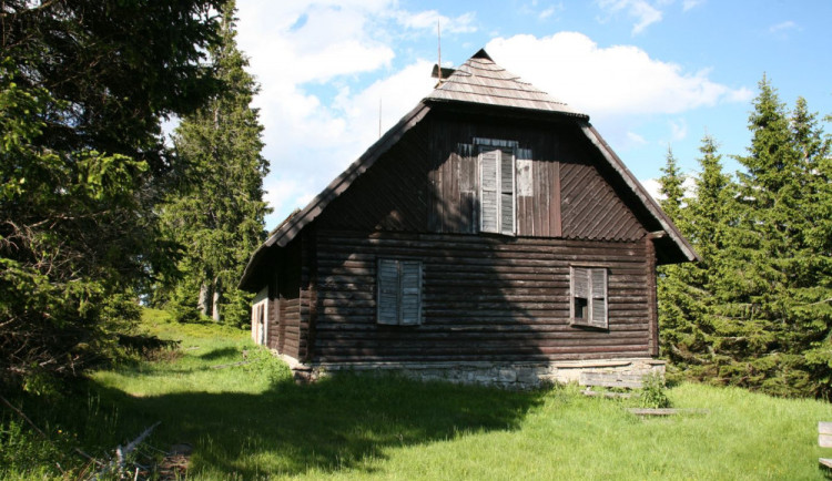 size4-16899458571133-231-slavna-roklanska-chata-na-sumave-se-letos-bourat-nebude-ministr-zivotniho-prostredi-necha-posoudit-j