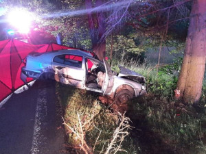Tragická havárie na Prachaticku. Řidič po nárazu do stromu na místě zemřel
