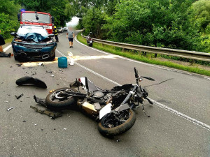 Vážná dopravní nehoda uzavřela silnici mezi Hněvkovem a Němčicemi na Strakonicku