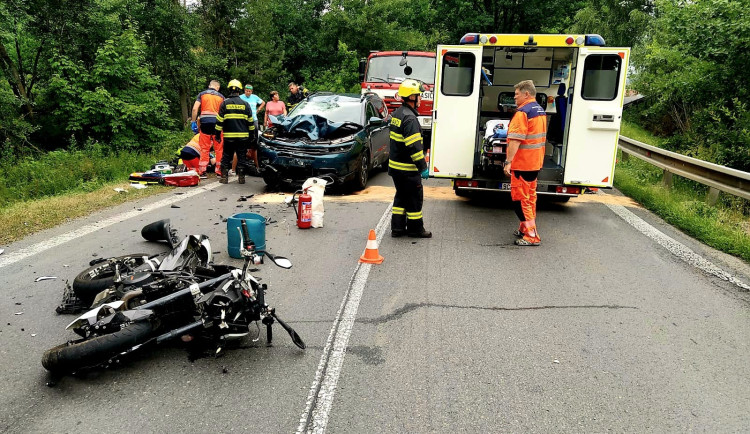 Vážná dopravní nehoda uzavřela silnici mezi Hněvkovem a Němčicemi na Strakonicku