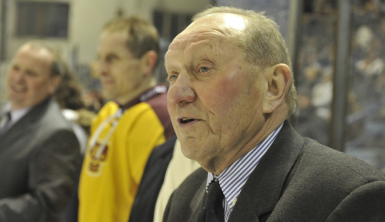 Smutná hokejová zpráva. Zemřel Stanislav Neveselý, trenérská ikona dovedla Duklu k jedenácti titulům