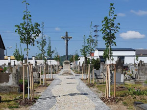 Český Krumlov dokončil část oprav hřbitova, cesty jsou vyskládané z kamenů